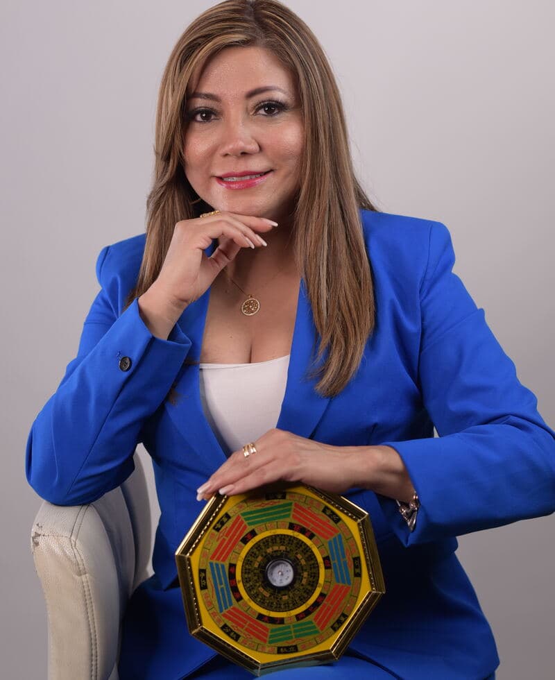 Monica Garcia con su brújula bagua